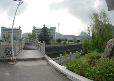 校园小河.jpg