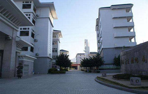 大连西岗区劳动局技工学校图片