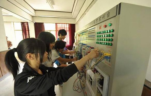 马龙县职业中学图片