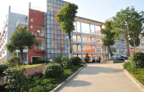 马龙县职业中学图片