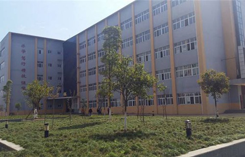 龙陵县职业高级中学图片