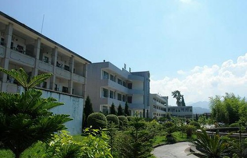 龙陵县职业高级中学图片