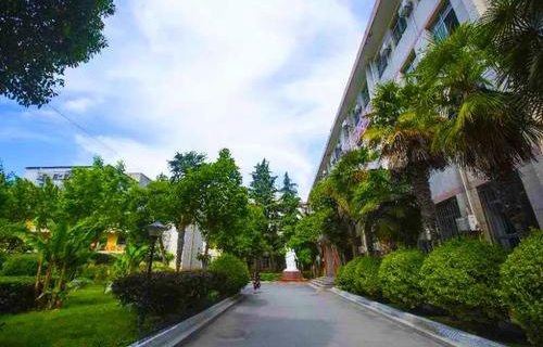 新疆红旗技工学校图片