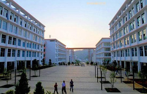 麻栗坡县民族职业高级中学图片