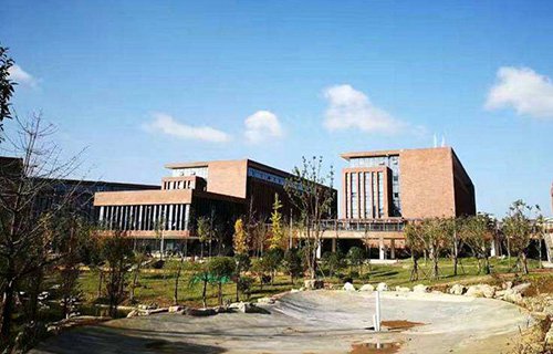 昌吉回族自治州技工学校图片