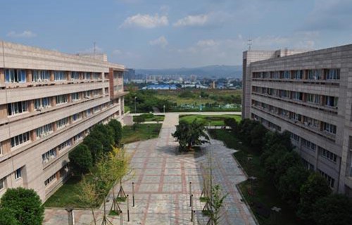 奎屯市职业中等专业学校图片
