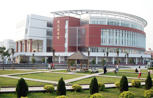 福建省石狮鹏山工贸学校图片