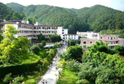 阆中东南航空职业学校图片