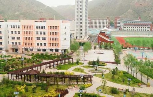 东兴市中等职业技术学校图片
