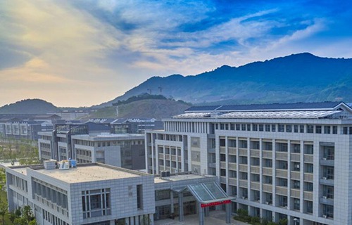 镇江市冶金技工学校
