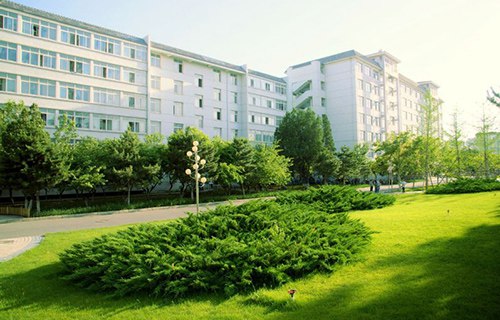 青岛崂山区第一中学图片