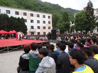 彝良县职业技术高级中学图片