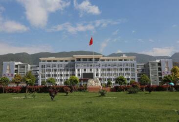 丽江师范高等专科学校五年制大专图片