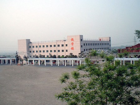 四川省南充师范学校学费是多少?