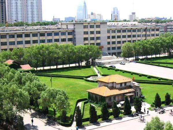成都石化工业学校地址在哪里?