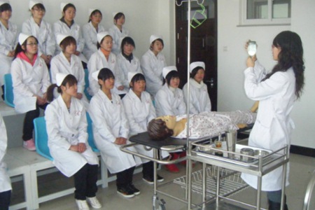 读乐山医药科技学校三年要多少钱