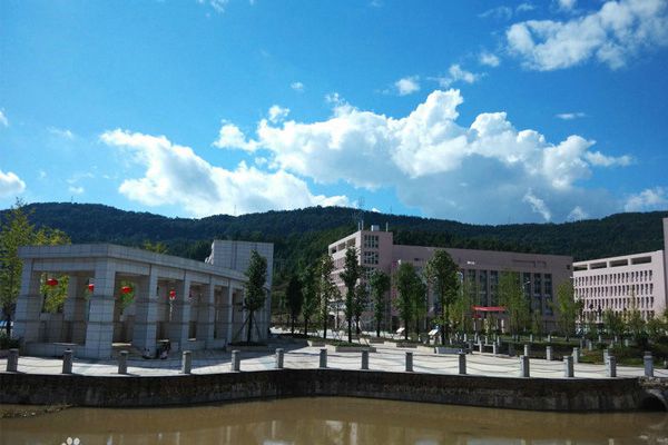 巴中职业学校