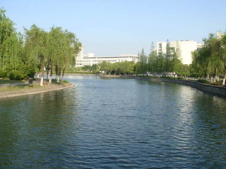 云南省电子信息高级技工学校乘车路线怎么走?